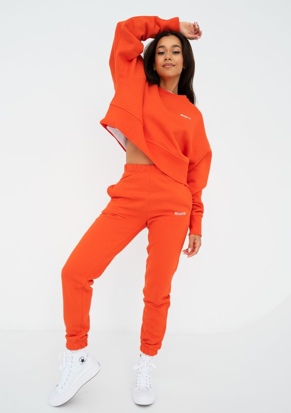 pure spodnie dresowe fiesta orange 3 scaled <strong>Hľadáte štýlový a pohodlný outfit?</strong> Kvalitné a nadčasové tepláky sa rozhodne v šatníku mať oplatí.