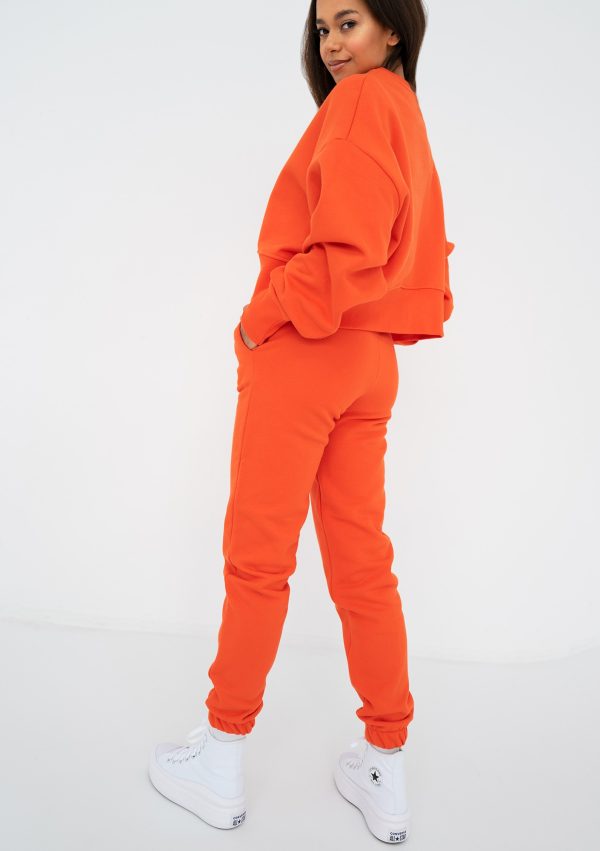 pure spodnie dresowe fiesta orange 5 scaled <strong>Hľadáte štýlový a pohodlný outfit?</strong> Kvalitné a nadčasové tepláky sa rozhodne v šatníku mať oplatí.