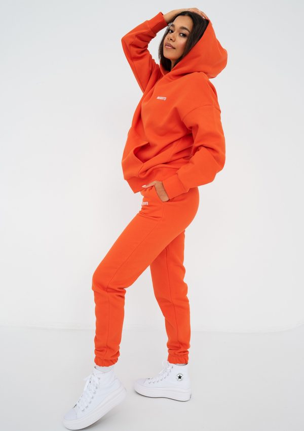 pure spodnie dresowe fiesta orange 6 scaled <strong>Hľadáte štýlový a pohodlný outfit?</strong> Kvalitné a nadčasové tepláky sa rozhodne v šatníku mať oplatí.
