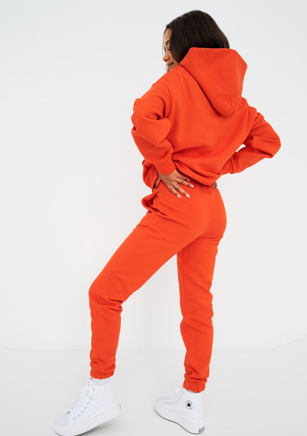 pure spodnie dresowe fiesta orange 7 scaled <strong>Hľadáte štýlový a pohodlný outfit?</strong> Kvalitné a nadčasové tepláky sa rozhodne v šatníku mať oplatí.