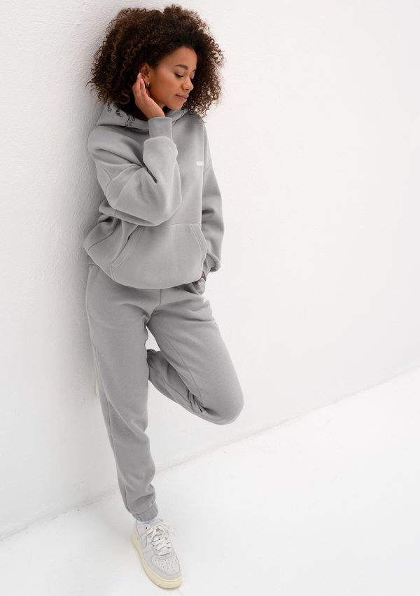 pure spodnie dresowe gray rock 2 scaled <strong>Hľadáte štýlový a pohodlný outfit?</strong> Kvalitné a nadčasové tepláky sa rozhodne v šatníku mať oplatí.