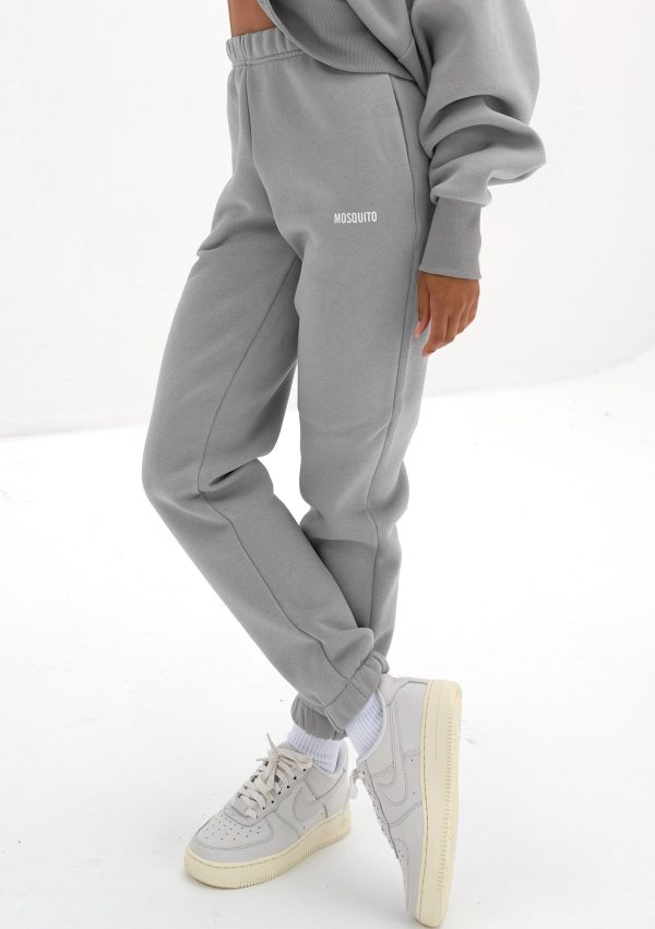pure spodnie dresowe gray rock scaled <strong>Hľadáte štýlový a pohodlný outfit?</strong> Kvalitné a nadčasové tepláky sa rozhodne v šatníku mať oplatí.