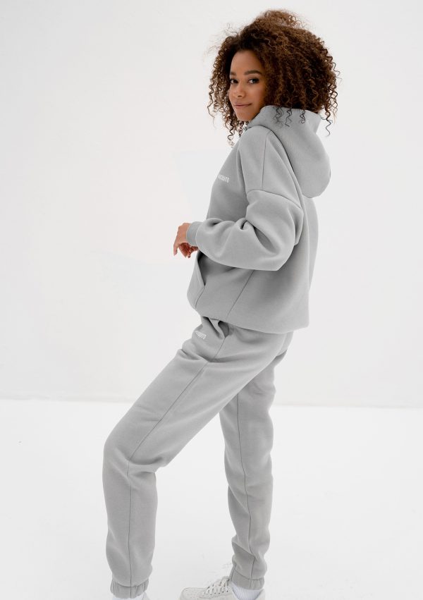 pure spodnie dresowe gray rock 7 scaled <strong>Hľadáte štýlový a pohodlný outfit?</strong> Kvalitné a nadčasové tepláky sa rozhodne v šatníku mať oplatí.