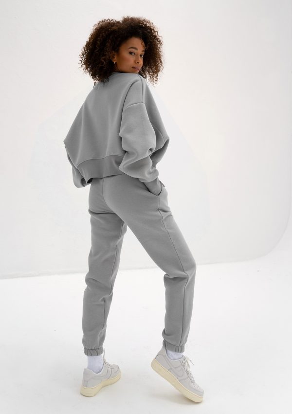 pure spodnie dresowe gray rock 8 scaled <strong>Hľadáte štýlový a pohodlný outfit?</strong> Kvalitné a nadčasové tepláky sa rozhodne v šatníku mať oplatí.