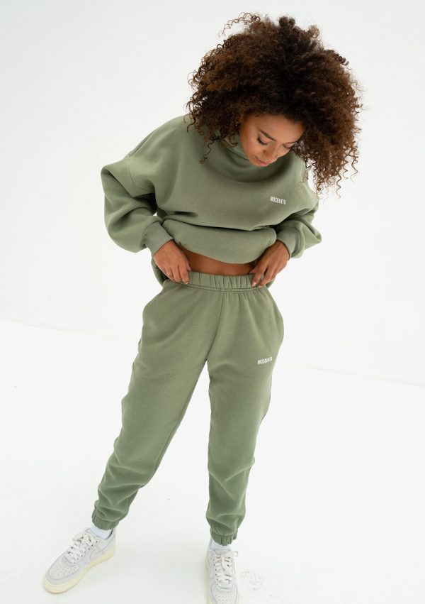 pure spodnie dresowe olive 5 scaled <strong>Hľadáte štýlový a pohodlný outfit?</strong> Kvalitné a nadčasové tepláky sa rozhodne v šatníku mať oplatí.