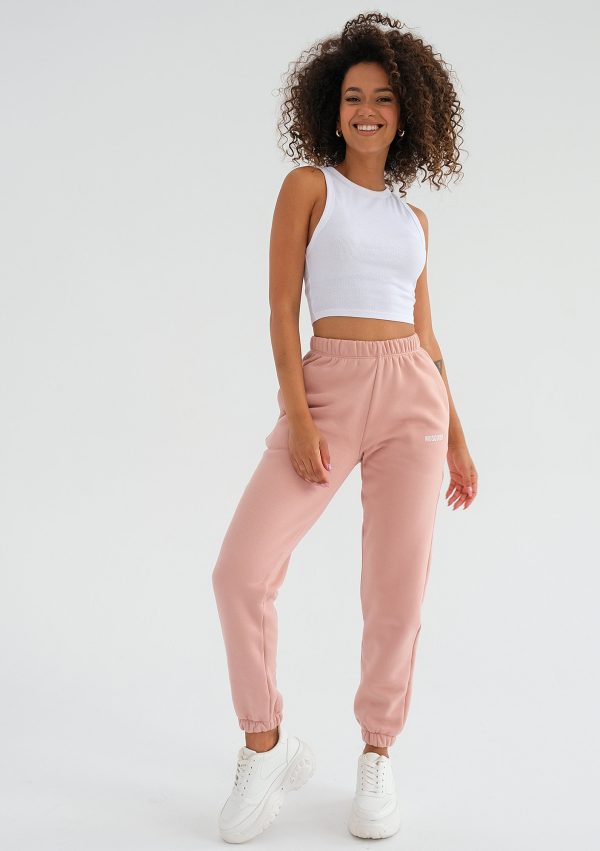 pure spodnie dresowe powder pink 2 scaled <strong>Hľadáte štýlový a pohodlný outfit?</strong> Kvalitné a nadčasové tepláky sa rozhodne v šatníku mať oplatí.