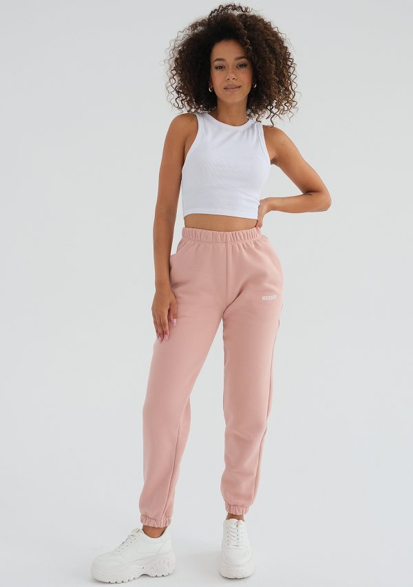 pure spodnie dresowe powder pink 3 scaled <strong>Hľadáte štýlový a pohodlný outfit?</strong> Kvalitné a nadčasové tepláky sa rozhodne v šatníku mať oplatí.