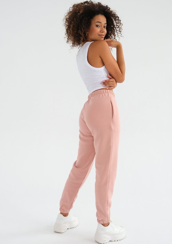 pure spodnie dresowe powder pink 4 scaled <strong>Hľadáte štýlový a pohodlný outfit?</strong> Kvalitné a nadčasové tepláky sa rozhodne v šatníku mať oplatí.