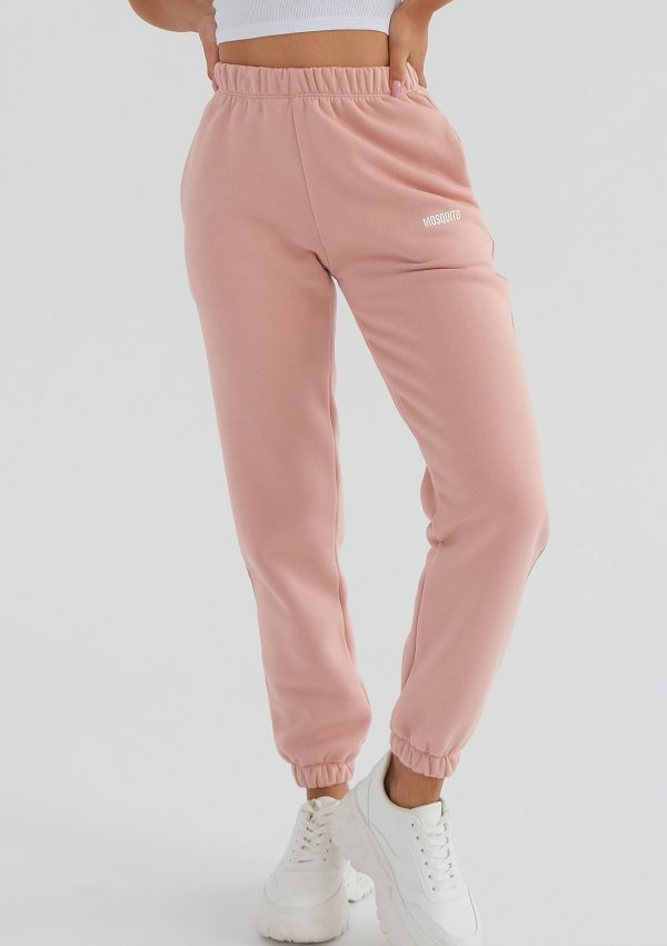 pure spodnie dresowe powder pink 5 scaled <strong>Hľadáte štýlový a pohodlný outfit?</strong> Kvalitné a nadčasové tepláky sa rozhodne v šatníku mať oplatí.