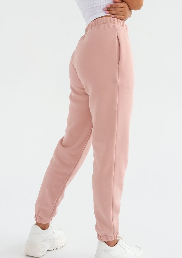 pure spodnie dresowe powder pink 6 scaled <strong>Hľadáte štýlový a pohodlný outfit?</strong> Kvalitné a nadčasové tepláky sa rozhodne v šatníku mať oplatí.