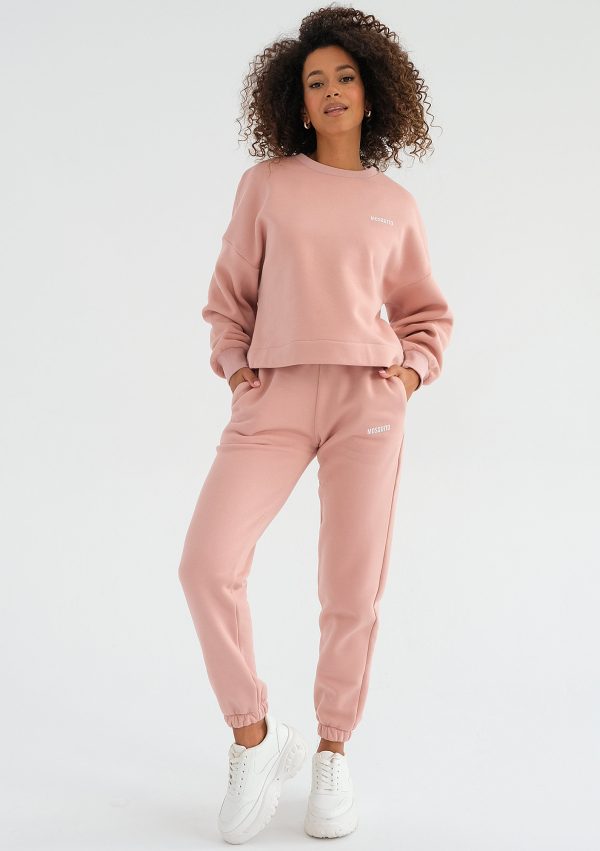 pure spodnie dresowe powder pink scaled <strong>Hľadáte štýlový a pohodlný outfit?</strong> Kvalitné a nadčasové tepláky sa rozhodne v šatníku mať oplatí.