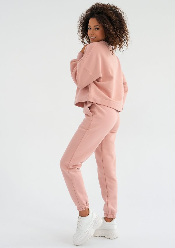 pure spodnie dresowe powder pink 7 scaled <strong>Hľadáte štýlový a pohodlný outfit?</strong> Kvalitné a nadčasové tepláky sa rozhodne v šatníku mať oplatí.