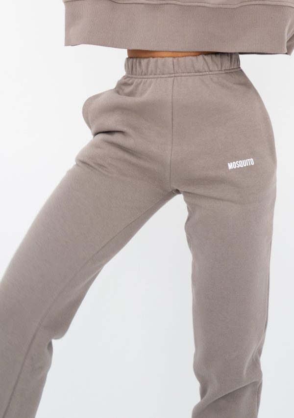 pure spodnie dresowe simply taupe 3 scaled <strong>Hľadáte štýlový a pohodlný outfit?</strong> Kvalitné a nadčasové tepláky sa rozhodne v šatníku mať oplatí.