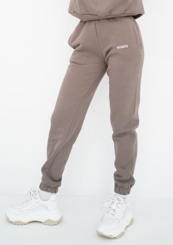 pure spodnie dresowe simply taupe scaled <strong>Hľadáte štýlový a pohodlný outfit?</strong> Kvalitné a nadčasové tepláky sa rozhodne v šatníku mať oplatí.
