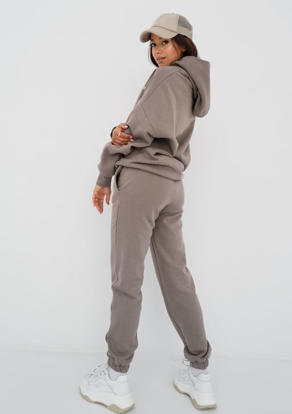 pure spodnie dresowe simply taupe 7 scaled <strong>Hľadáte štýlový a pohodlný outfit?</strong> Kvalitné a nadčasové tepláky sa rozhodne v šatníku mať oplatí.