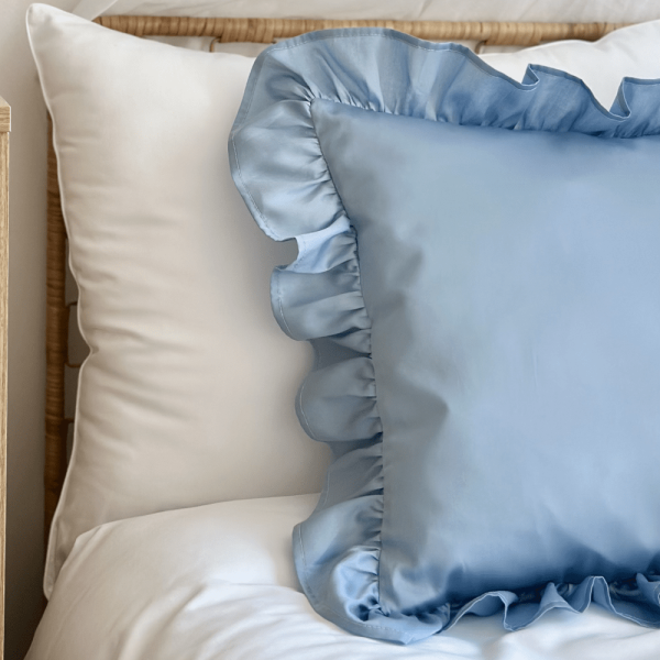 image19 Súprava modrých obliečok zdobená volánom, vyrobená z najkvalitnejšej prémiovej saténovej bavlny.