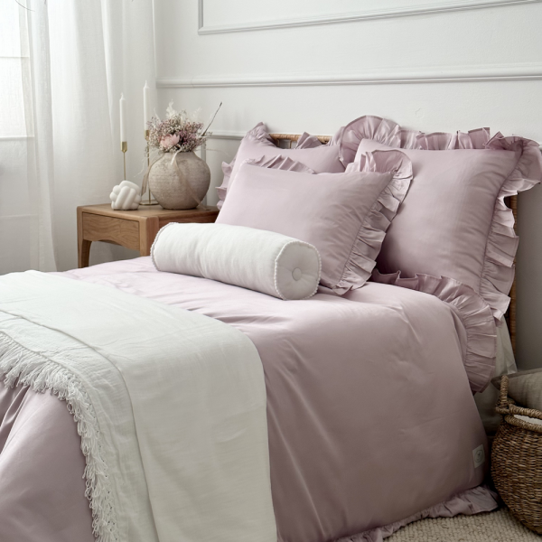 lila1 Súprava svetlo fialových obliečok zdobená volánom, vyrobená z najkvalitnejšej prémiovej saténovej bavlny.